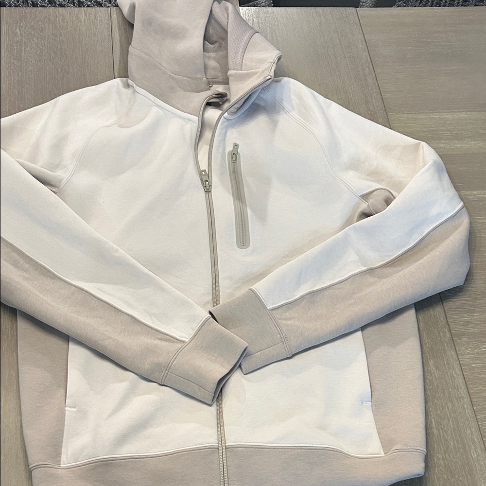 Uniqlo Light Gray and Cream Hoodie